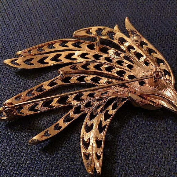 Ornate Vintage Gold Color Spray Cluster Fern Brooch. - Picture 3 of 3